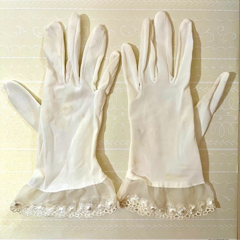 Elegant White Vintage Gloves with Lace Trim